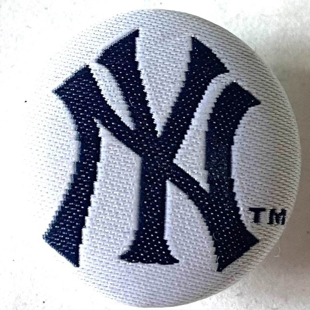 Set of 3 NY Yankees logo buttons - Picture 4 of 5